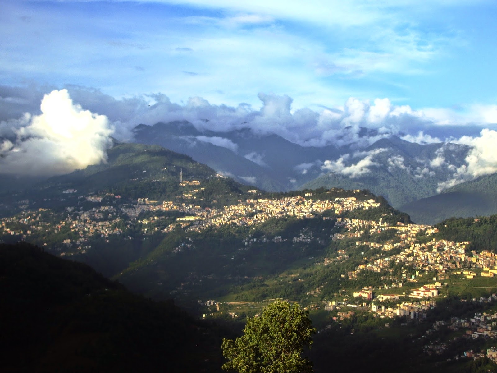 4) vista panoramica di Gangtok, capitale del Sikkim, dal centro di ritiro