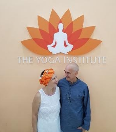 Carlo e Caroline al The Yoga Institute, Mumbai